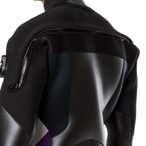 モビーズのスーツファンクション ショルダープロテクトは肩部に耐摩耗性ジャージを使用することでBCDストラップとの擦れによるスーツの劣化を防ぎます。