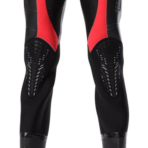 モビーズのスーツファンクション クロロプレンドライスーツ用4Dパッドは独立したプラスティック製パーツから成り、膝部の保護性能を高めつつ、フレキシブルな動きを確保。