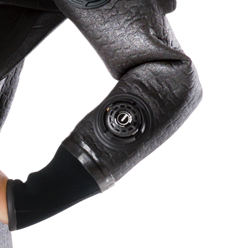 モビーズのスーツファンクション クロロプレンドライスーツ用リストバルブを取り付けると排気は腕を上げるだけ。姿勢が制限される環境やとっさの状況で威力を発揮する。