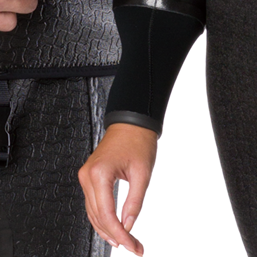 モビーズのスーツファンクション クロロプレンリストシールに水切りを付けて、手首末端からの浸水と末端部の傷みを防ぐ。