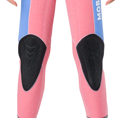 モビーズのスーツファンクション クロロプレンドライスーツ用テクシオンパッドは独立したシリコン製で膝部を擦れから守りつつ動きを妨げません。