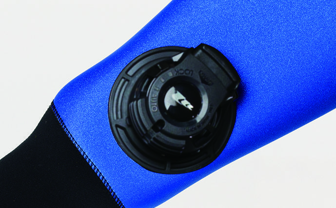 モビーズのスーツファンクション クロロプレンドライスーツ用排気バルブのリスト部取付オプションは、肩にある排気バルブを手首に移動させます。目視しやすく排気量が大きくなる・肩口がすっきりし・BCDが着脱しやすくなるなどメリットが多いです。