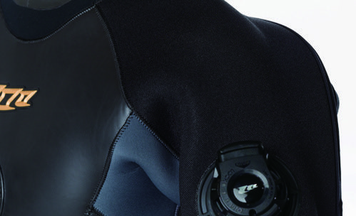 モビーズのスーツファンクション クロロプレンドライスーツ用ショルダープロテクトは肩部に耐摩耗性ジャージを使用して擦れから守り、スーツの劣化を防ぎます。