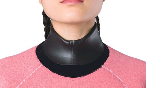 モビーズのスーツファンクション クロロプレンドライスーツ用2mmクロロプレンネックシールは女性用スーツの標準装備で、折り返して使うことで首からの侵入を防止します。3mmより着脱が容易で、息苦しさも軽減されます。