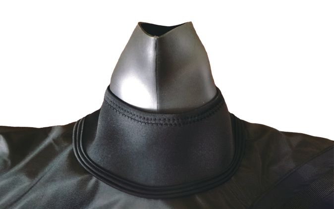 モビーズのスーツファンクション シェルドライスーツへの直付けクロロプレンネックシールにより首からの浸水を防止します。