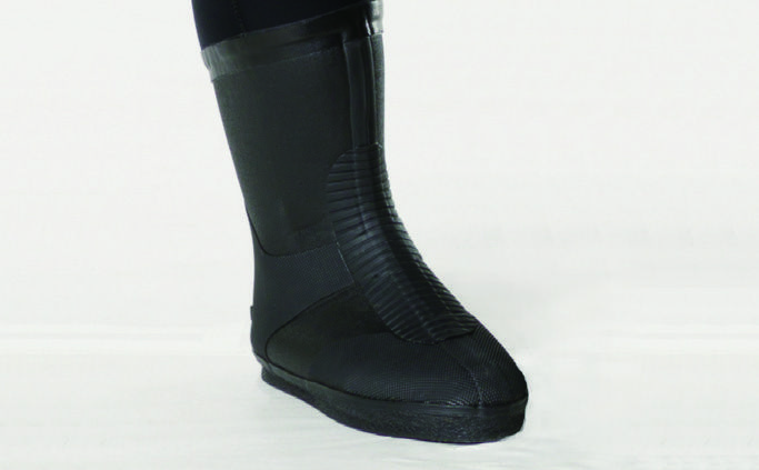 モビーズのスーツファンクション ドライスーツ用ラジアルブーツは耐久性の高いブーツで足首からの浸水や冷えを防止します。