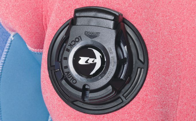 モビーズのスーツファンクション ドライスーツ用パームフィット排気バルブは標準装備で、厚手のグローブを装着していても簡単・確実な操作が可能です。